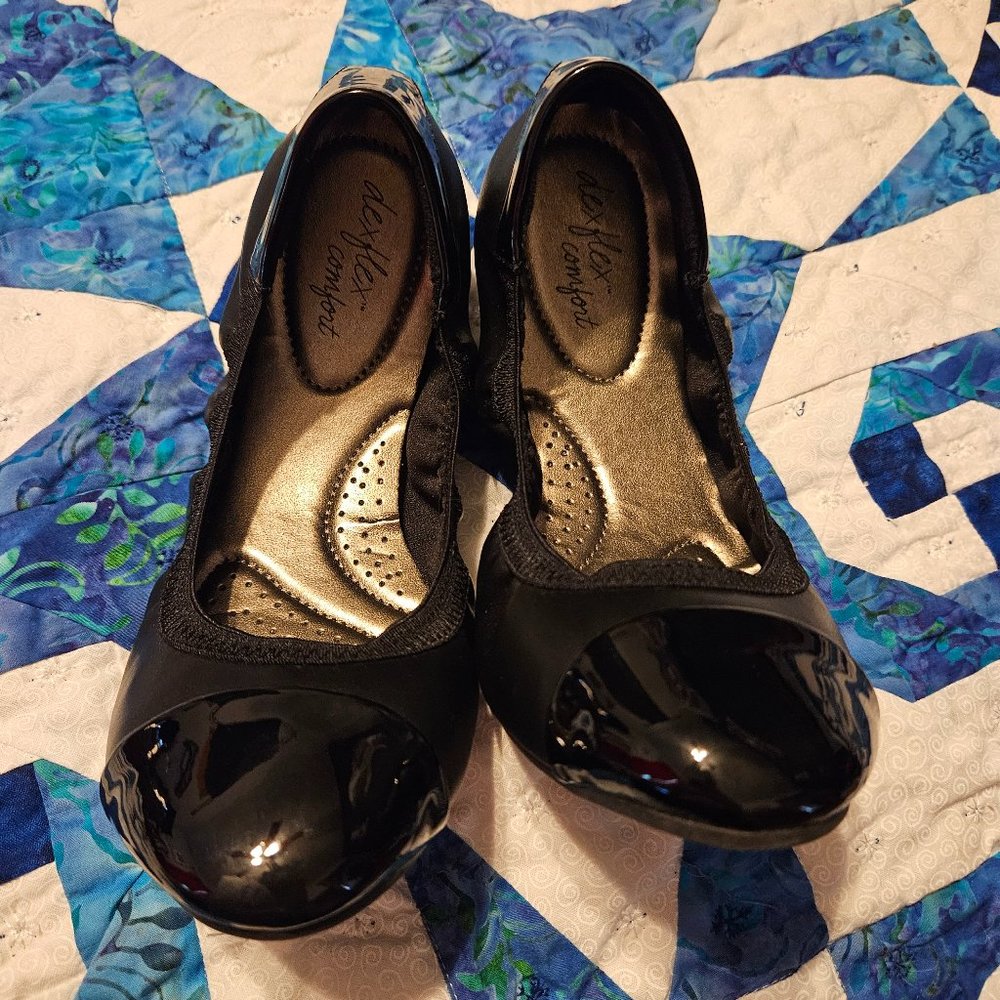 Black women's scrunched flats